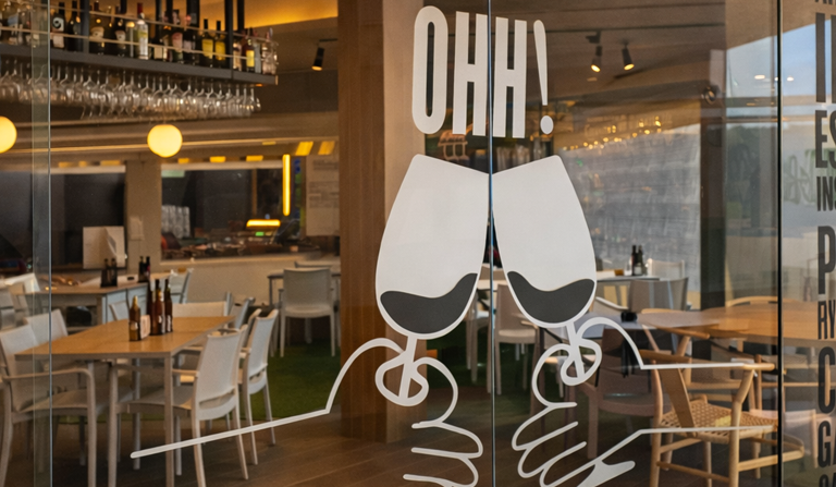 Entrada d'OH TAPA! La Garriga amb vistes al menjador, la barra i la terrassa, un restaurant ideal per gaudir de tapes, esmorzars, dinars i sopars.