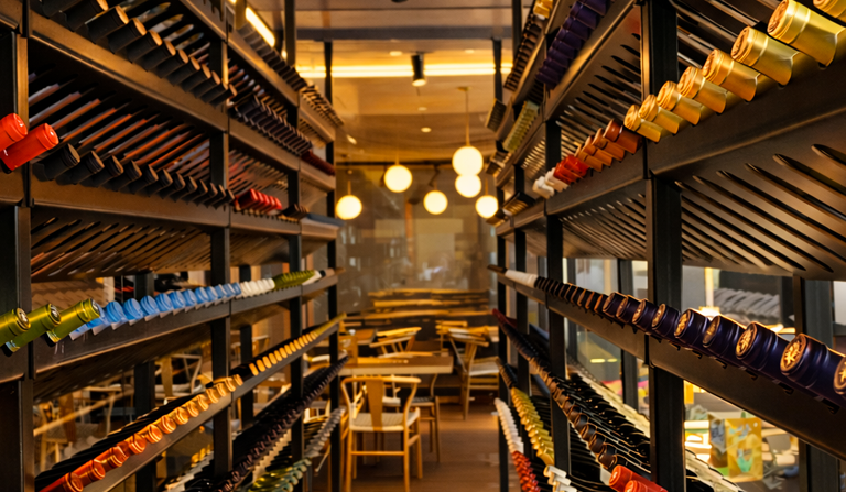 Boteller professional amb una àmplia selecció de vins a OH TAPA! La Garriga, ideal per maridar tapes, arrossos, carns i peixos.