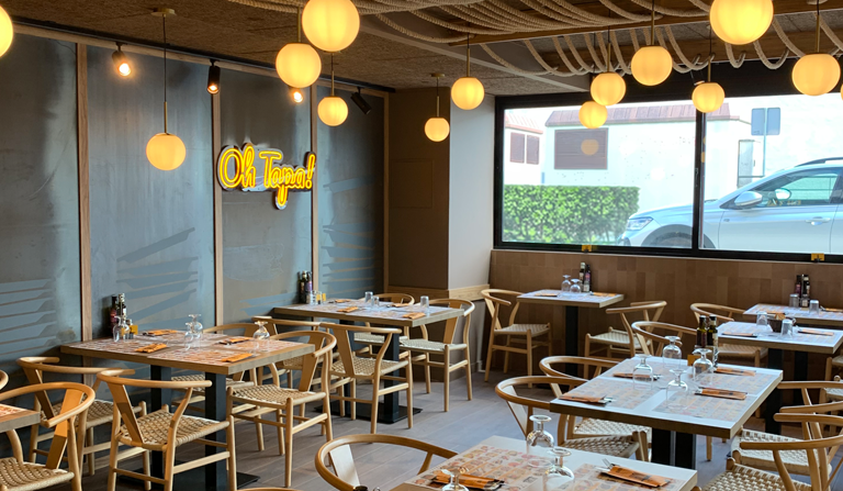 Menjador interior d'OH TAPA! La Garriga amb un ambient modern i acollidor, ideal per gaudir d'esmorzars, tapes, dinars i sopars.