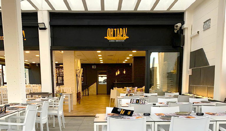Façana i terrassa d'OH TAPA! La Garriga amb una àmplia zona exterior per gaudir d'esmorzars, tapes, dinars i sopars en un ambient agradable.