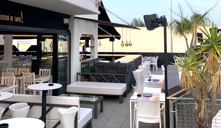 Terrassa exterior d'OH TAPA! La Garriga amb barra, zona lounge i taules a l'aire lliure per gaudir de tapes, còctels, dinars i sopars.